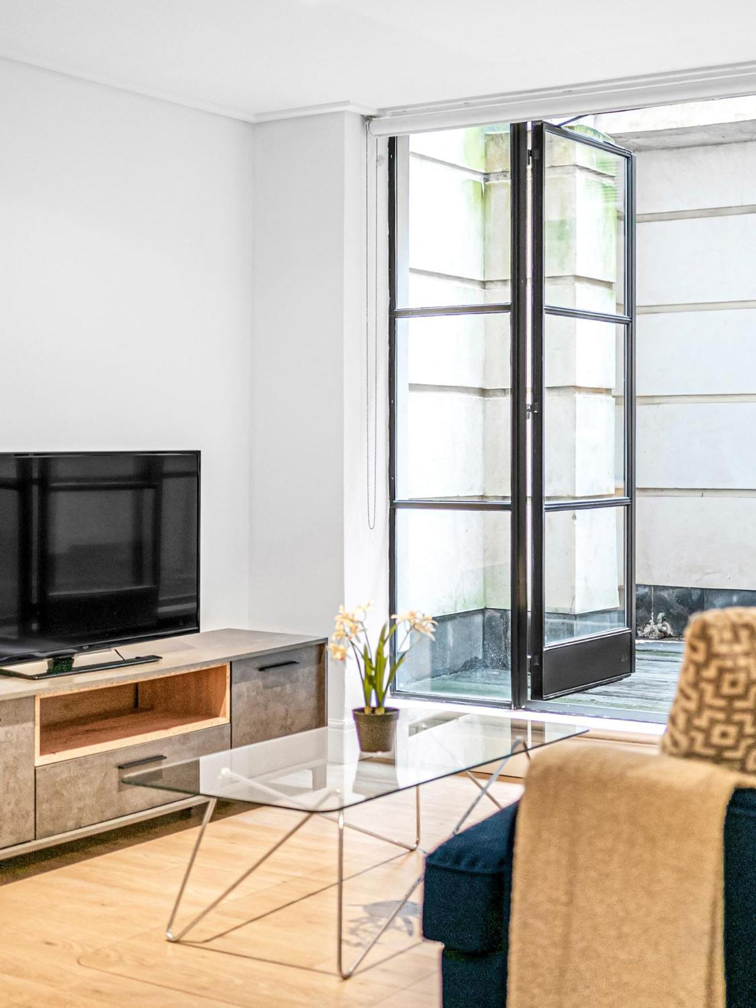 Apartment Heart Of Holborn - 2br With Patio - Cityapartmentstay *